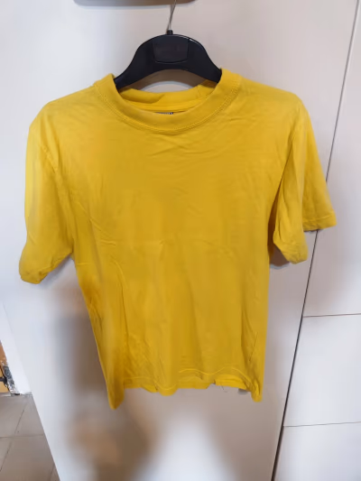 Yellow T shirt — pre-loved on Thrifted.mt