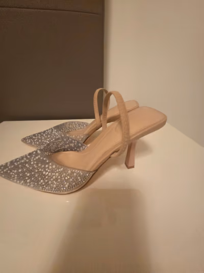 Scarpe con tacco slingback con perle incastonate by boohoo — pre-loved on Thrifted.mt
