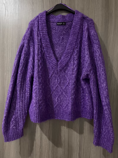 Stradivarius Purple knit v-neck jumper by Stradivarius — pre-loved on Thrifted.mt