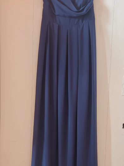 Vestido longo azul marinho sem alças by TFNC London — pre-loved on Thrifted.mt