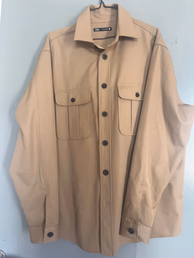 Camisa larga utilitária da Zara em bege, tamanho M by Zara — pre-loved on Thrifted.mt