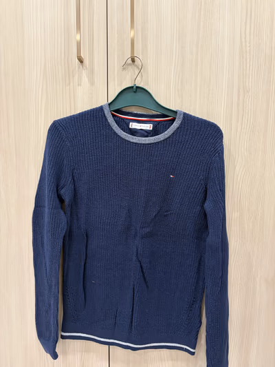 Tommy Hilfiger navy knitted jumper — pre-loved on Thrifted.mt