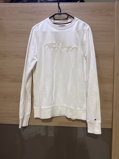 Tommy Hilfiger cream sweatshirt by Tommy Hilfiger — pre-loved on Thrifted.mt