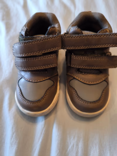 Toddler velcro high-top trainers by Vty — pre-loved on Thrifted.mt