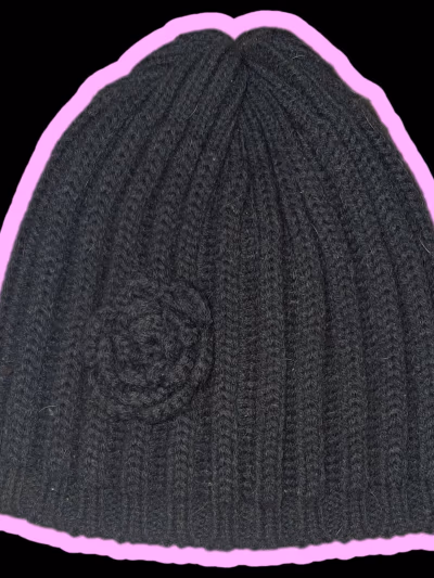 Gorro gris oscuro con un detalle floral — pre-loved on Thrifted.mt