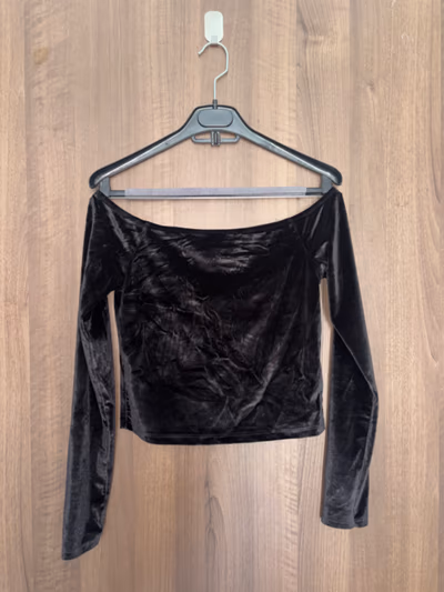 Top negro de terciopelo con hombros descubiertos — pre-loved on Thrifted.mt