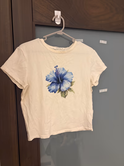Cream Floral Print T-shirt by Terranova — pre-loved on Thrifted.mt