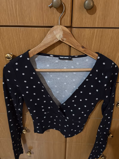 Tally Weijl black daisy top by Tally Weijl — pre-loved on Thrifted.mt