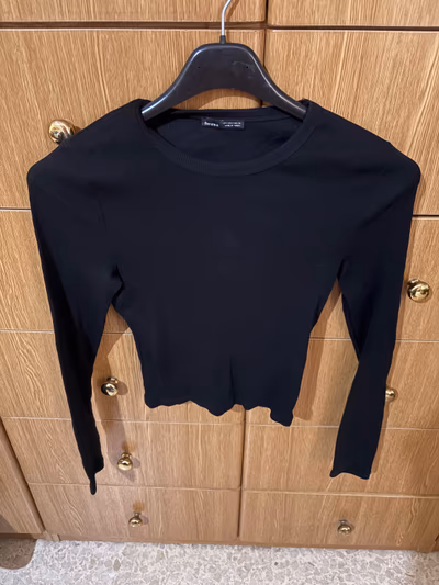 Black Ribbed Longsleeve — pre-loved on Thrifted.mt