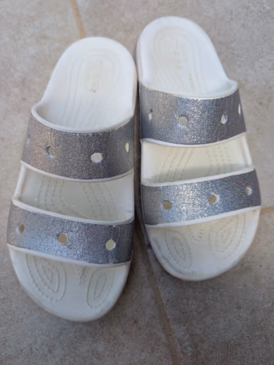 Sandálias Crocs prateadas com purpurina W6 by Crocs — pre-loved on Thrifted.mt