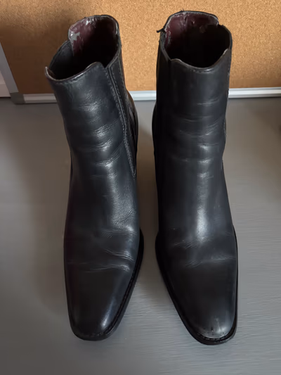 Black leather block-heel boots by Zara — pre-loved on Thrifted.mt