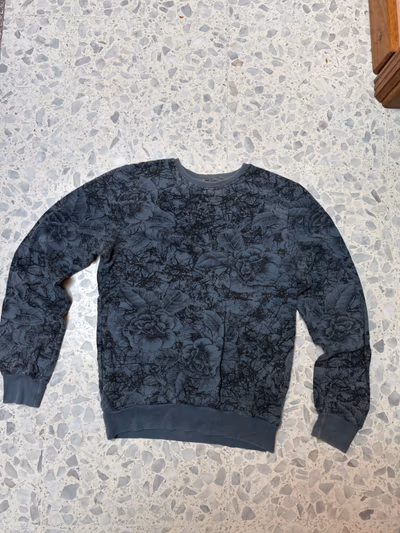Maglione girocollo con fantasia floreale — pre-loved on Thrifted.mt