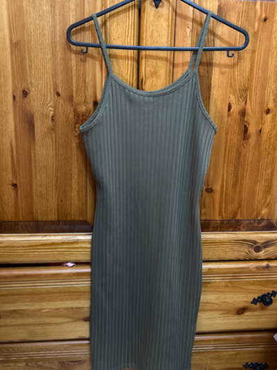 Boohoo green dress by Boohoo — pre-loved on Thrifted.mt
