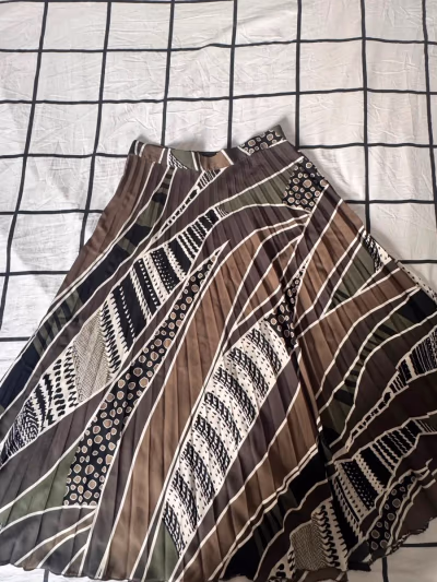 Abstract print pleated midi skirt ZARA — pre-loved on Thrifted.mt