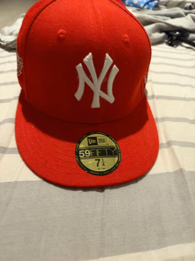 Gorra de béisbol roja de New Era by New Era — pre-loved on Thrifted.mt