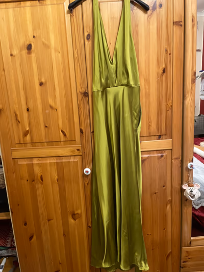 Vestido largo de satén con cuello halter by Zara — pre-loved on Thrifted.mt