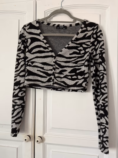 Bershka zebra print cropped cardigan by Bershka — pre-loved on Thrifted.mt