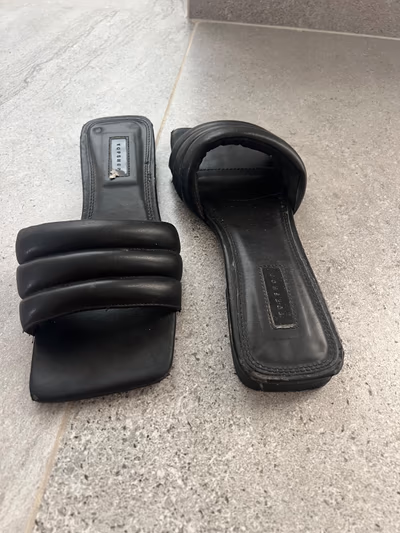 Topshop black padded sliders by Topshop — pre-loved on Thrifted.mt