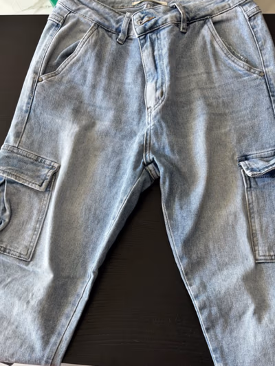 Light wash cargo denim trousers — pre-loved on Thrifted.mt
