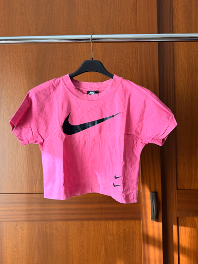 Nike Magenta Top — pre-loved on Thrifted.mt