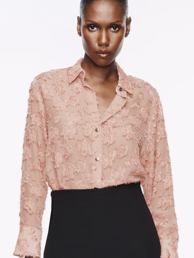 Camisa rosa texturizada de Zara con botones. by Zara — pre-loved on Thrifted.mt