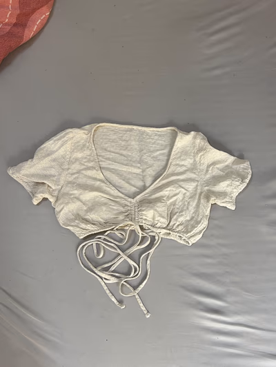 Top color crema con arricciature e chiusura frontale con lacci — pre-loved on Thrifted.mt