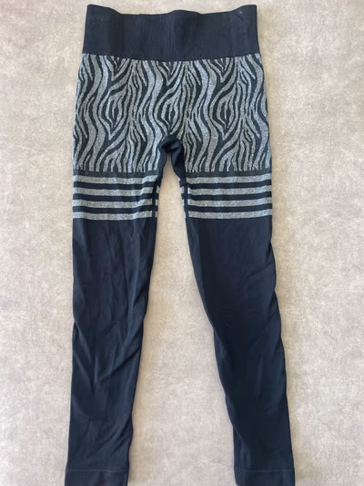 Black patterned high waist leggings — pre-loved on Thrifted.mt