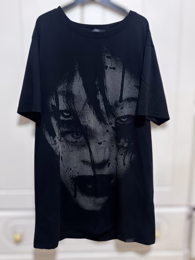 Lote de camisetas unisex con estampados gráficos en negro de diferentes marcas by Asos, Killstar, Bershka, Shein — pre-loved on Thrifted.mt