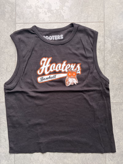 Hooters  tank top  — pre-loved on Thrifted.mt