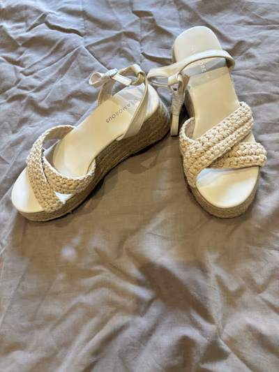 Cuñas de esparto color crema by Glamorous — pre-loved on Thrifted.mt