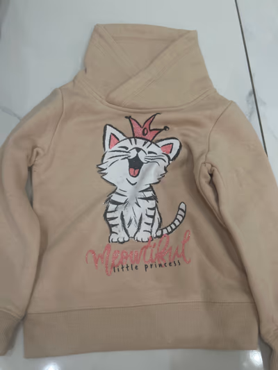 Jersey polar beige con estampado para niñas — pre-loved on Thrifted.mt
