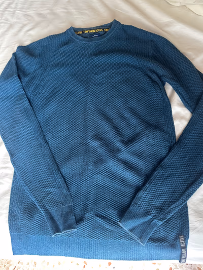 Suéter texturizado azul da Tom Tailor by Tom Tailor — pre-loved on Thrifted.mt