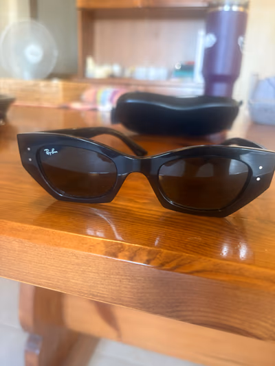 Ray-Ban black cat-eye sunglasses by Ray-Ban — pre-loved on Thrifted.mt