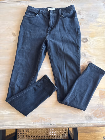Vaqueros pitillo elásticos negros de Mango by Mango — pre-loved on Thrifted.mt