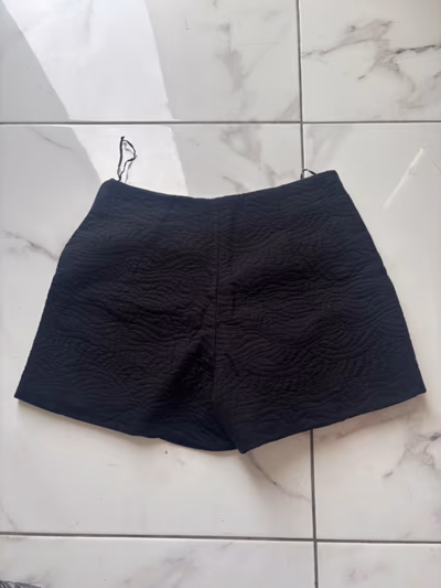 Pantalones cortos negros texturizados de talle alto — pre-loved on Thrifted.mt