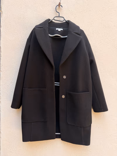 Abrigo Topshop Petite en color negro by Topshop — pre-loved on Thrifted.mt
