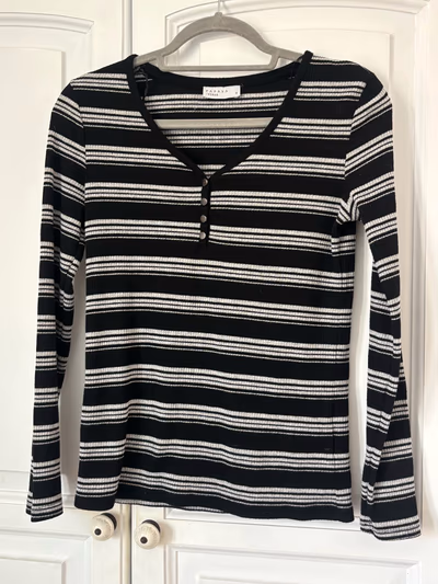 Camiseta Henley a rayas blancas y negras by Papaya — pre-loved on Thrifted.mt