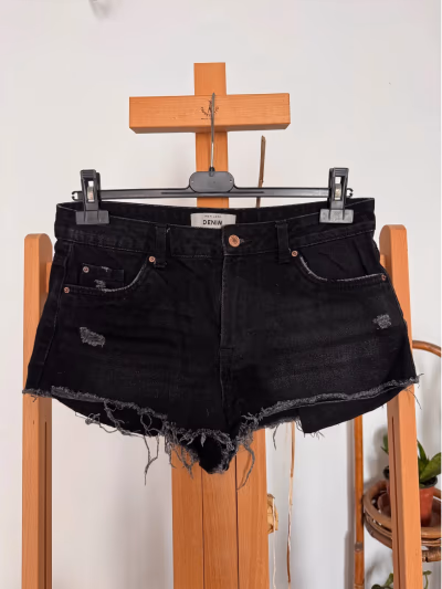 Pantalones cortos vaqueros negros de New Look by New Look — pre-loved on Thrifted.mt