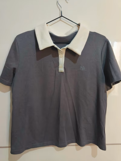 Polo Dazy con colletto a contrasto — pre-loved on Thrifted.mt