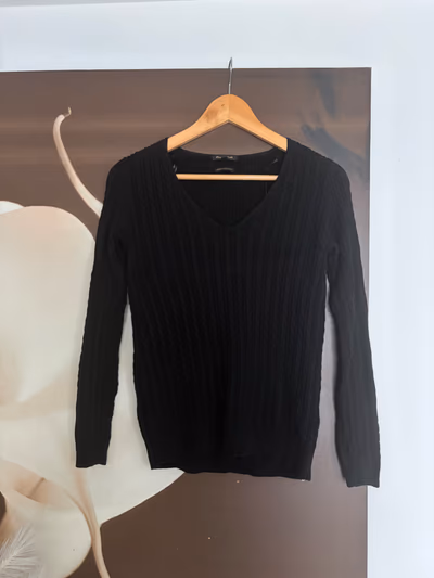 Massimo Dutti black cable-knit jumper by Massimo Dutti — pre-loved on Thrifted.mt