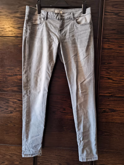 Grey slim fit jeans by Pimkie — pre-loved on Thrifted.mt