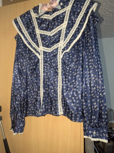 Navy Floral Lace Trim Blouse — pre-loved on Thrifted.mt