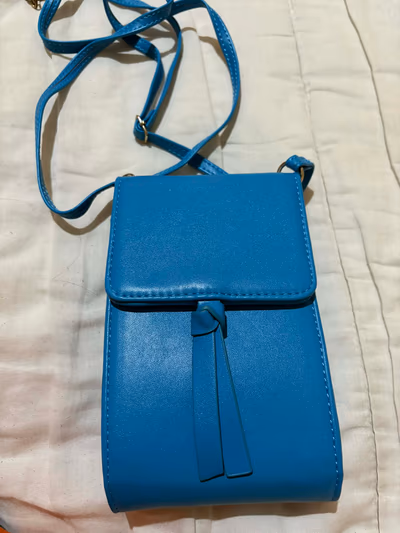 Custodia per cellulare in ecopelle blu — pre-loved on Thrifted.mt
