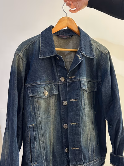 Chaqueta vaquera azul clásica — pre-loved on Thrifted.mt