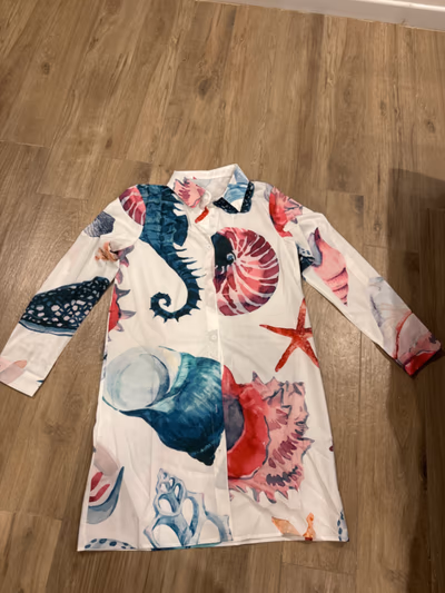 Camisa abotonada con estampado de conchas marinas — pre-loved on Thrifted.mt