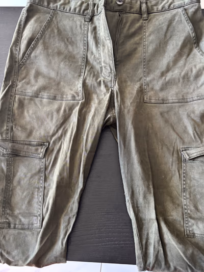 Pantalones cargo utilitarios verdes — pre-loved on Thrifted.mt