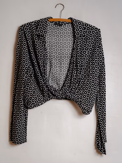 Black and white cropped blouse — pre-loved on Thrifted.mt