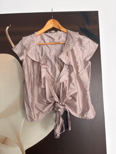 Top con lazo y volantes de seda de Blunauta by Blunauta — pre-loved on Thrifted.mt