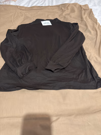 Camiseta oscura de manga larga by Nuvo — pre-loved on Thrifted.mt