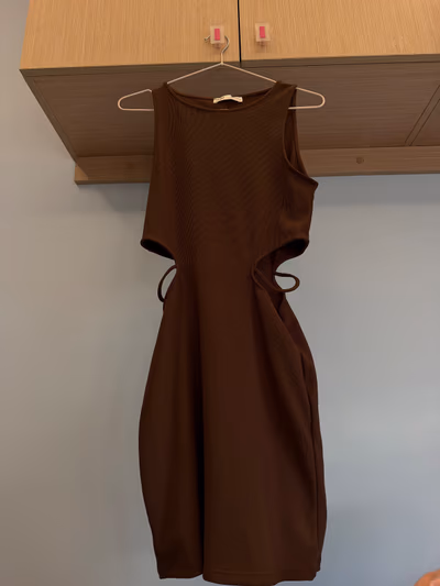 Minivestido marrón acanalado con aberturas by Pull&Bear — pre-loved on Thrifted.mt